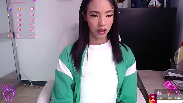 Snapshot of xenia_golden chatting on 01/21/25, 03:43 xenia golden online show from 01/21/25, 03:43