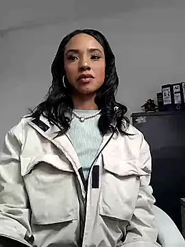 Snapshot of xenia_golden chatting on 02/07/25, 05:40 xenia golden online show from 02/07/25, 05:40