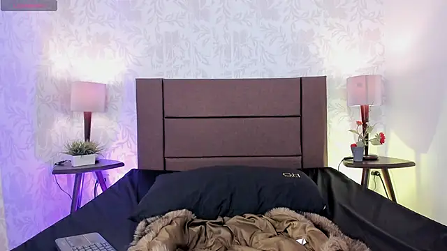 Snapshot of xenia_golden chatting on 10/18/25, 01:01 xenia golden online show from 10/18/25, 01:01