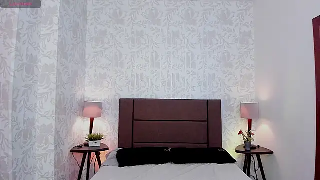 Snapshot of xenia_golden chatting on 11/08/25, 01:44 xenia golden online show from 11/08/25, 01:44