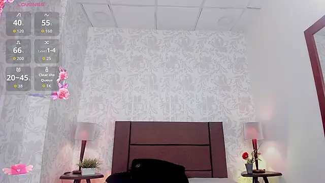 Snapshot of xenia_golden chatting on 11/12/25, 01:33 xenia golden online show from 11/12/25, 01:33