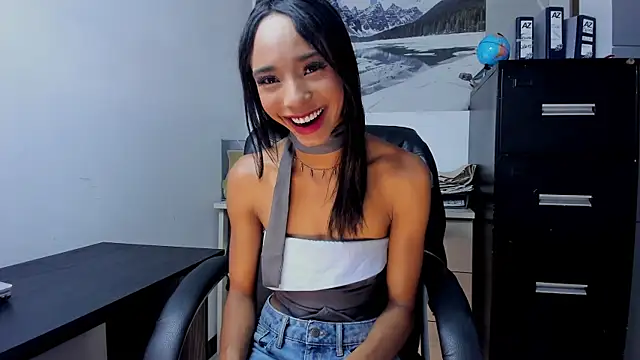 Snapshot of xenia_golden chatting on 11/13/25, 05:23 xenia golden online show from 11/13/25, 05:23