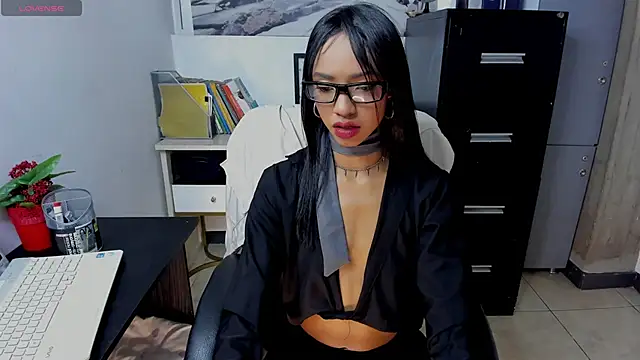 Snapshot of xenia_golden chatting on 11/25/25, 02:06 xenia golden online show from 11/25/25, 02:06