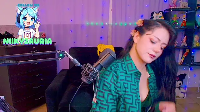 Snapshot of _niiky chatting on 12/01/25, 04:12 niiky online show from 12/01/25, 04:12