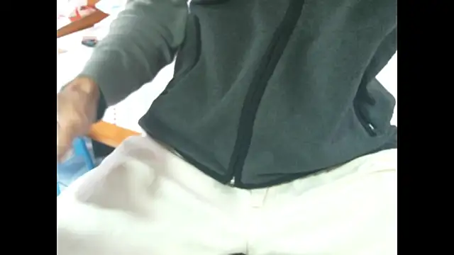 Snapshot of triangle0623 chatting on 12/14/25, 04:51 triangle0623 online show from 12/14/25, 04:51