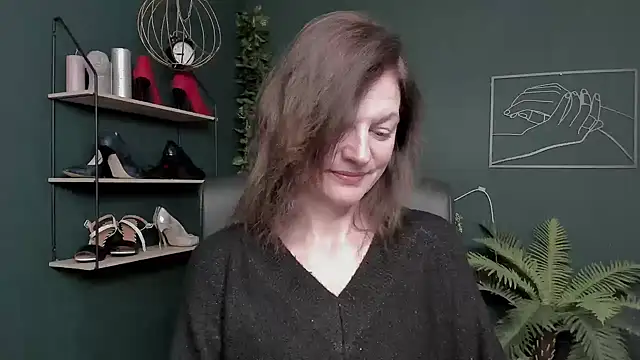 Snapshot of VivianWILD chatting on 11/17/25, 10:43 VivianWILD online show from 11/17/25, 10:43