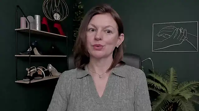 Snapshot of VivianWILD chatting on 11/19/25, 06:57 VivianWILD online show from 11/19/25, 06:57