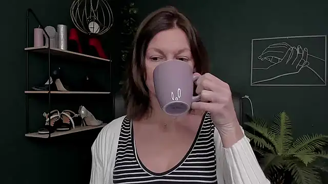 Snapshot of VivianWILD chatting on 11/22/25, 08:13 VivianWILD online show from 11/22/25, 08:13