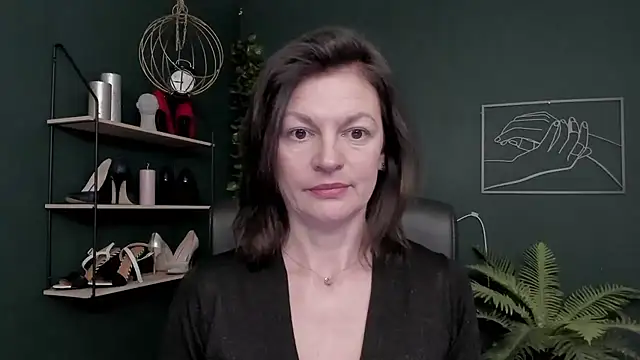 Snapshot of VivianWILD chatting on 12/16/25, 06:51 VivianWILD online show from 12/16/25, 06:51