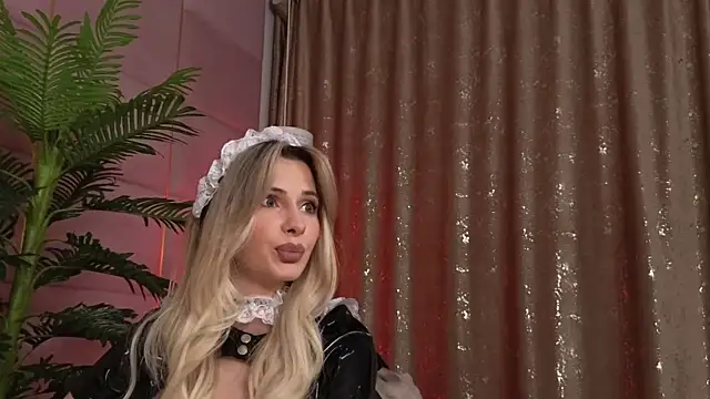 Snapshot of Elliblue chatting on 10/31/25, 10:33 Elliblue online show from 10/31/25, 10:33