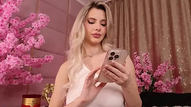 Snapshot of Elliblue chatting on 12/01/25, 09:20 Elliblue online show from 12/01/25, 09:20