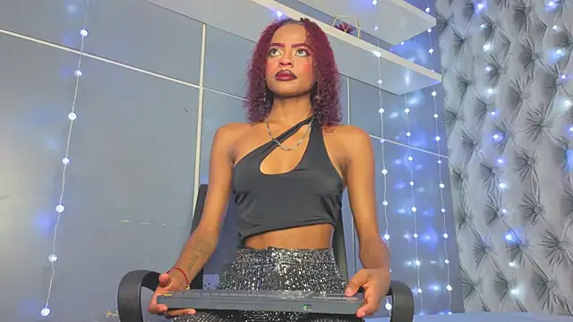 Snapshot of Hilary-banks chatting on 11/30/25, 07:01 Hilary-banks online show from 11/30/25, 07:01