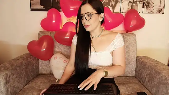 camii evanss online show from 02/12/25, 06:19
