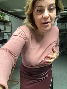 Snapshot of Sunbelxx chatting on 11/17/25, 11:49 Sunbelxx online show from 11/17/25, 11:49