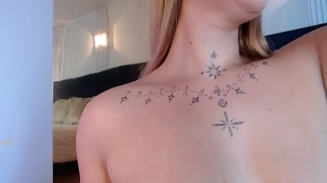 Snapshot of MollyCruz chatting on 09/25/25, 10:41 MollyCruz online show from 09/25/25, 10:41