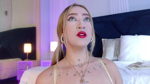 Snapshot of MollyCruz chatting on 11/18/25, 11:25 MollyCruz online show from 11/18/25, 11:25