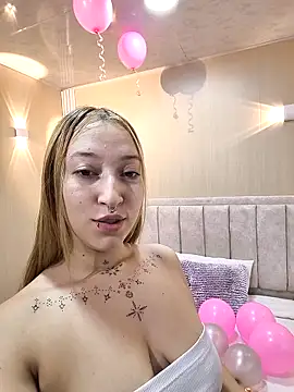 Snapshot of MollyCruz chatting on 11/24/25, 10:37 MollyCruz online show from 11/24/25, 10:37