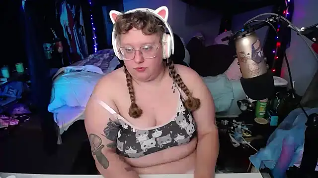 Snapshot of FatVeronica chatting on 01/11/25, 01:27 FatVeronica online show from 01/11/25, 01:27