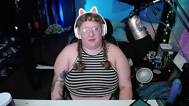 Snapshot of FatVeronica chatting on 02/04/25, 07:18 FatVeronica online show from 02/04/25, 07:18