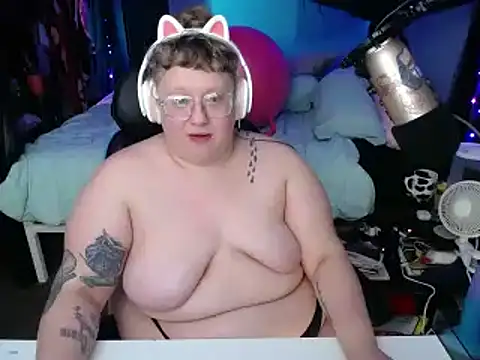 Snapshot of FatVeronica chatting on 03/11/25, 04:43 FatVeronica online show from 03/11/25, 04:43