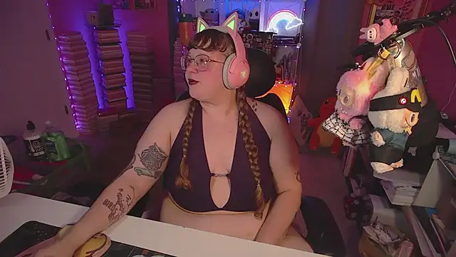 Snapshot of FatVeronica chatting on 06/23/26, 02:31 FatVeronica online show from 06/23/26, 02:31