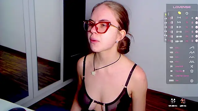 Snapshot of Sarah_HS chatting on 02/07/25, 02:04 Sarah HS online show from 02/07/25, 02:04