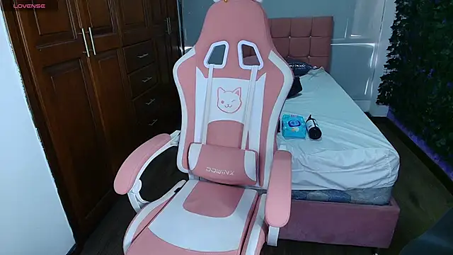 Snapshot of emmars_ chatting on 10/23/25, 12:15 emmars  online show from 10/23/25, 12:15