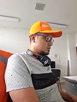 Snapshot of jhacks28 chatting on 09/13/25, 07:24 jhacks28 online show from 09/13/25, 07:24