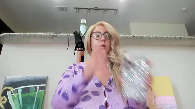 Snapshot of Paisleehaze chatting on 10/02/25, 06:48 Paisleehaze online show from 10/02/25, 06:48