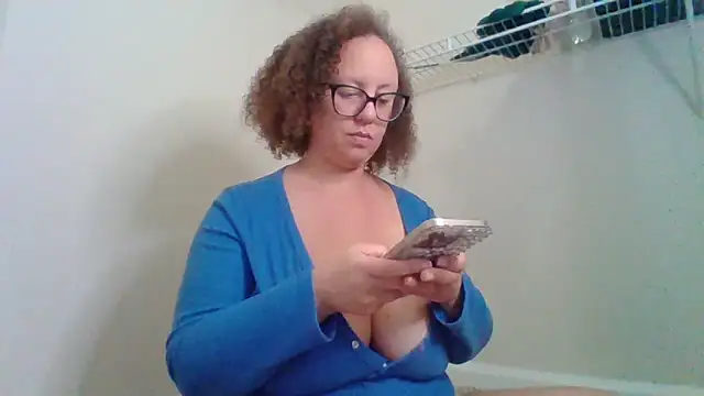 Snapshot of Paisleehaze chatting on 10/27/25, 01:31 Paisleehaze online show from 10/27/25, 01:31