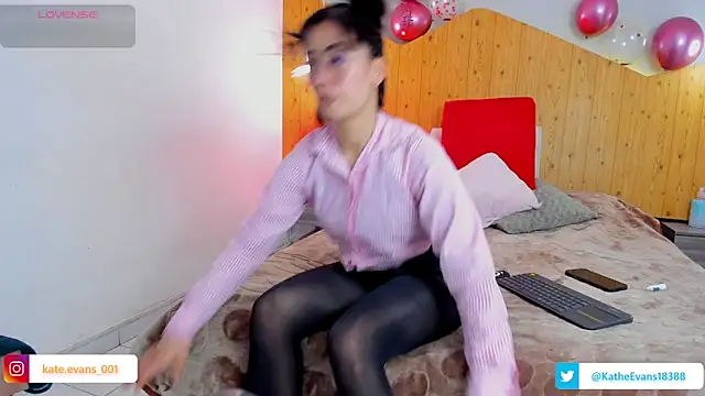 Snapshot of kate_evans1 chatting on 09/17/25, 06:15 kate evans1 online show from 09/17/25, 06:15