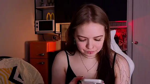 Snapshot of doll_lol_ chatting on 12/03/25, 06:06 doll lol online show from 12/03/25, 06:06