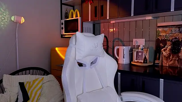 Snapshot of doll_lol_ chatting on 12/20/25, 12:40 doll lol online show from 12/20/25, 12:40