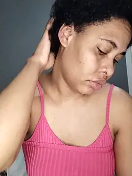 Snapshot of Su_Duarte_1 chatting on 09/18/25, 02:35 Su Duarte 1 online show from 09/18/25, 02:35