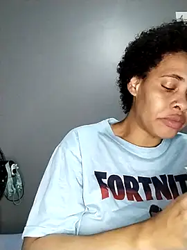 Snapshot of Su_Duarte_1 chatting on 09/27/25, 10:04 Su Duarte 1 online show from 09/27/25, 10:04