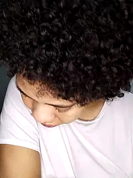 Snapshot of Su_Duarte_1 chatting on 10/05/25, 02:10 Su Duarte 1 online show from 10/05/25, 02:10