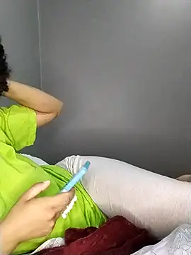 Snapshot of Su_Duarte_1 chatting on 10/22/25, 02:45 Su Duarte 1 online show from 10/22/25, 02:45