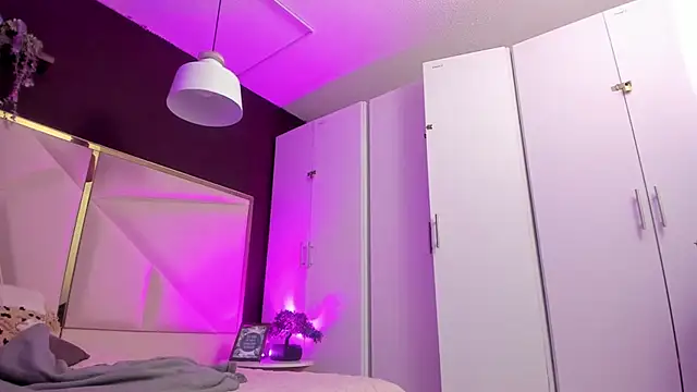 Snapshot of April_bowie chatting on 09/30/25, 12:21 April bowie online show from 09/30/25, 12:21