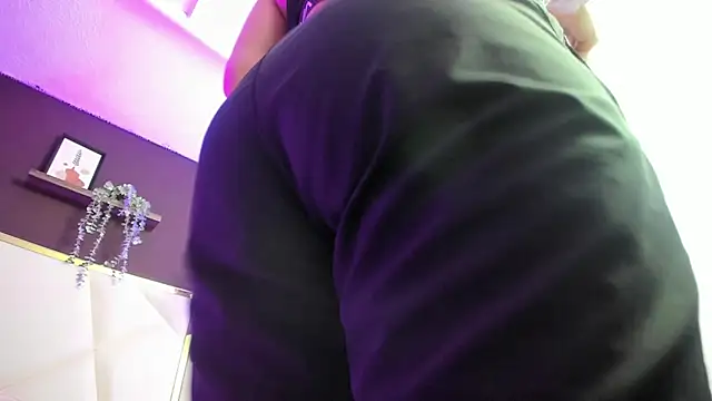 Snapshot of April_bowie chatting on 10/21/25, 11:00 April bowie online show from 10/21/25, 11:00