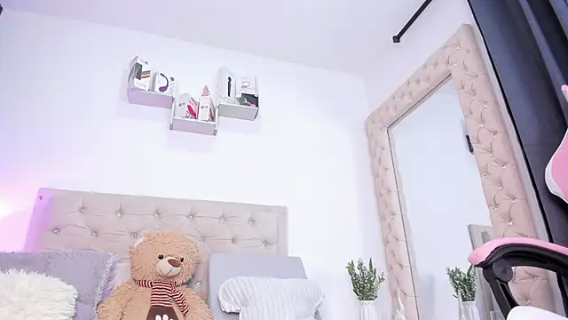 lorennahernandez01 online show from 09/20/25, 11:22