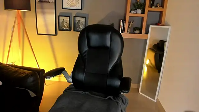 Snapshot of helenaduque_ chatting on 11/25/25, 01:00 helenaduque online show from 11/25/25, 01:00