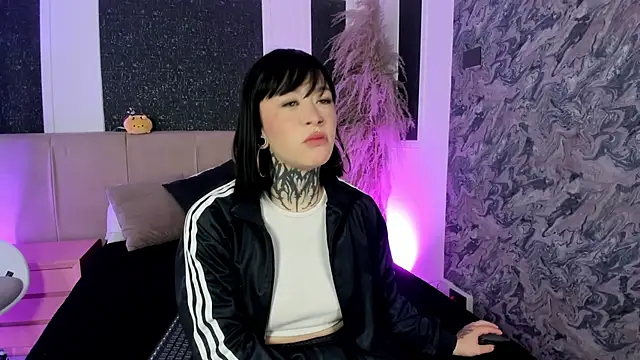 Snapshot of Scolw chatting on 12/15/25, 12:20 Scolw online show from 12/15/25, 12:20