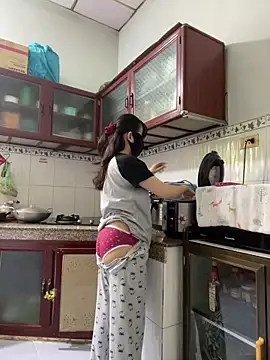 Suri amabel online show from 10/12/25, 04:11