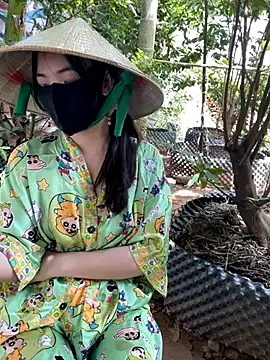 Suri amabel online show from 10/16/25, 04:35