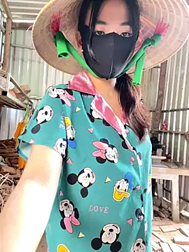 Suri amabel online show from 10/19/25, 04:46