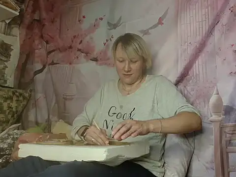 Snapshot of ElenaMaeer chatting on 09/20/25, 06:31 ElenaMaeer online show from 09/20/25, 06:31