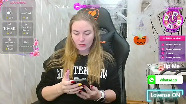 Snapshot of ElenaMaeer chatting on 10/21/25, 05:41 ElenaMaeer online show from 10/21/25, 05:41