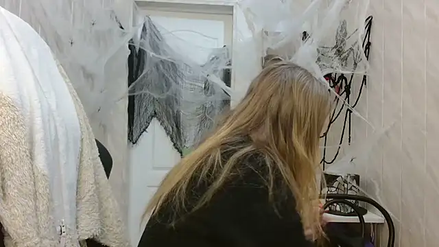 Snapshot of ElenaMaeer chatting on 10/31/25, 09:10 ElenaMaeer online show from 10/31/25, 09:10