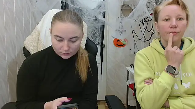 Snapshot of ElenaMaeer chatting on 11/01/25, 09:11 ElenaMaeer online show from 11/01/25, 09:11