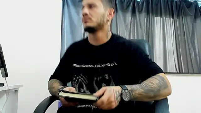 Snapshot of chrismaster12 chatting on 01/08/25, 07:34 chrismaster12 online show from 01/08/25, 07:34